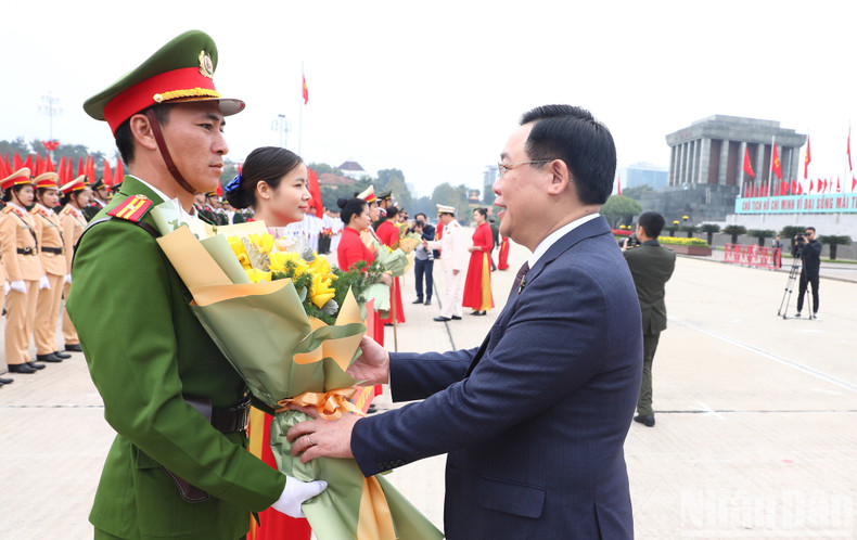 National Assembly Chairman Vuong Dinh Hue offering congratulations to representatives participating in the sports festival. National Assembly Chairman Vuong Dinh Hue offering congratulations to representatives participating in the sports festival.
