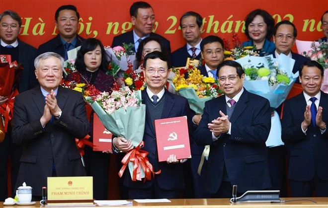PM Pham Minh Chinh hands over the decision to set up the Party organisation of the Ministry of Science and Technology. (Photo: VNA) PM Pham Minh Chinh hands over the decision to set up the Party organisation of the Ministry of Science and Technology. (Photo: VNA)