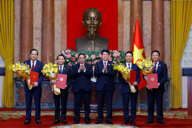 From left: State President Luong Cuong and Prime Minister Pham Minh Chinh congratulate Minister of Construction Tran Hong Minh (6th); Minister of Science and Technology Nguyen Manh Hung (5th); Minister of Agriculture and Rural Development Do Duc Duy (2nd); and Minister of Ethnic and Religious Affairs Dao Ngoc Dung. From left: State President Luong Cuong and Prime Minister Pham Minh Chinh congratulate Minister of Construction Tran Hong Minh (6th); Minister of Science and Technology Nguyen Manh Hung (5th); Minister of Agriculture and Rural Development Do Duc Duy (2nd); and Minister of Ethnic and Religious Affairs Dao Ngoc Dung.