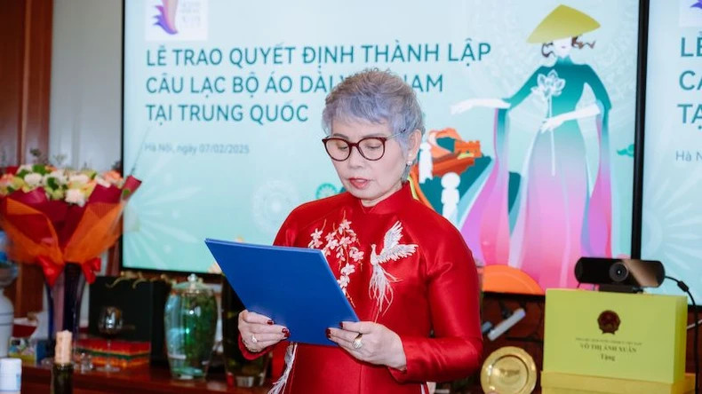 Khuc Thi Dau, Vice President of the Vietnam 'Ao dai' Heritage Club, reads the decision to establish the Vietnam 'Ao dai' Heritage Club in China. Khuc Thi Dau, Vice President of the Vietnam 'Ao dai' Heritage Club, reads the decision to establish the Vietnam 'Ao dai' Heritage Club in China.