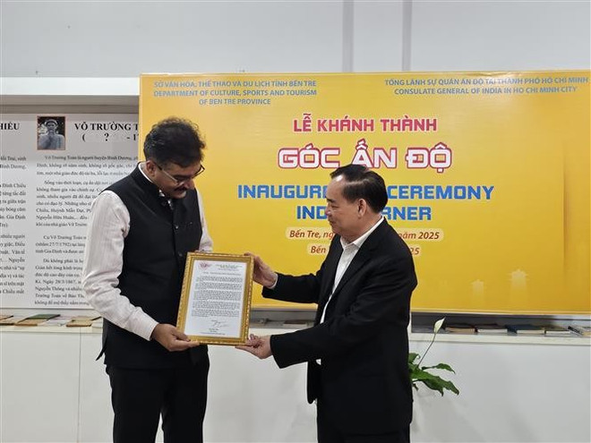 Chairman of Ben Tre provincial People's Committee Tran Ngoc Tam presents a letter of thanks to the Consul General of India in Ho Chi Minh City Dr. Vipra Pandey. (Photo: VNA) Chairman of Ben Tre provincial People's Committee Tran Ngoc Tam presents a letter of thanks to the Consul General of India in Ho Chi Minh City Dr. Vipra Pandey. (Photo: VNA)