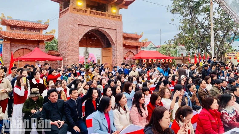 A large number of people, students and tourists attend the pen-brush opening ceremony. A large number of people, students and tourists attend the pen-brush opening ceremony.