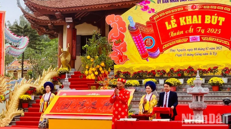 Calligrapher Le Anh Chau started writing with the large character "Khai Trien Hong Do" - opening the door to a bright and brilliant future of development for the new city of Thuy Nguyen in the new era. Calligrapher Le Anh Chau started writing with the large character "Khai Trien Hong Do" - opening the door to a bright and brilliant future of development for the new city of Thuy Nguyen in the new era.