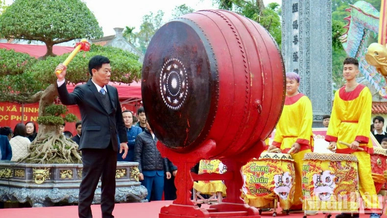 Chairman of the People's Committee of Thuy Nguyen City Nguyen Huy Hoang beats the drum to open the 2025 pen-brush opening ceremony. Chairman of the People's Committee of Thuy Nguyen City Nguyen Huy Hoang beats the drum to open the 2025 pen-brush opening ceremony.