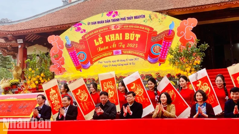 Leaders of Hai Phong City and Thuy Nguyen city participate in the pen-brush opening ceremony. Leaders of Hai Phong City and Thuy Nguyen city participate in the pen-brush opening ceremony.