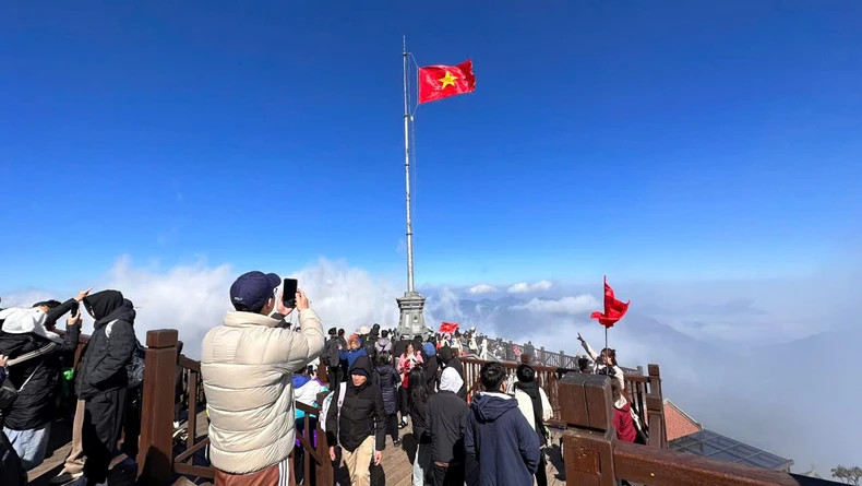 Tourists enjoy checking in at the 'roof of Indochina during the Lunar New Year. Tourists enjoy checking in at the 'roof of Indochina during the Lunar New Year.