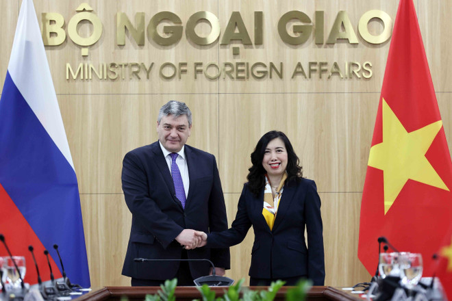 Deputy Foreign Minister Le Thi Thu Hang and her Russian counterpart A. Rudenko (Photo: VNA)