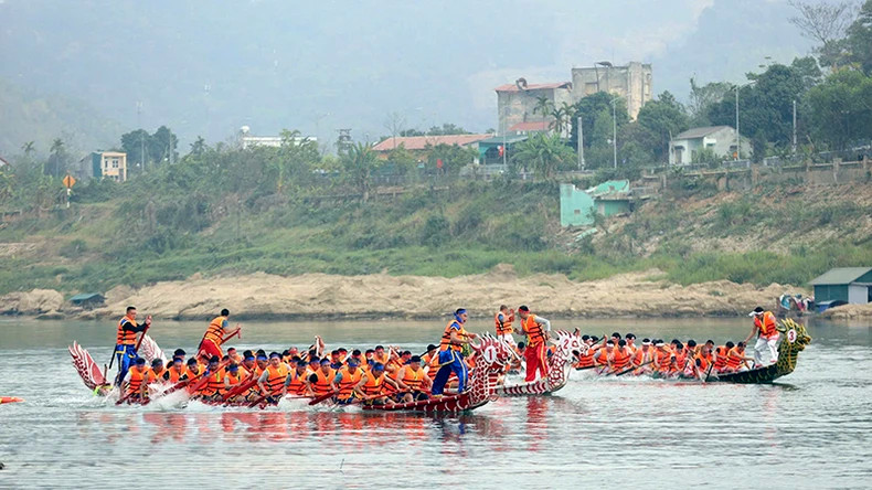 The People's Committee of Tuyen Quang City, Tuyen Quang Province, hosted a traditional boat race festival on Lo River an annual event held in spring. The People's Committee of Tuyen Quang City, Tuyen Quang Province, hosted a traditional boat race festival on Lo River an annual event held in spring.