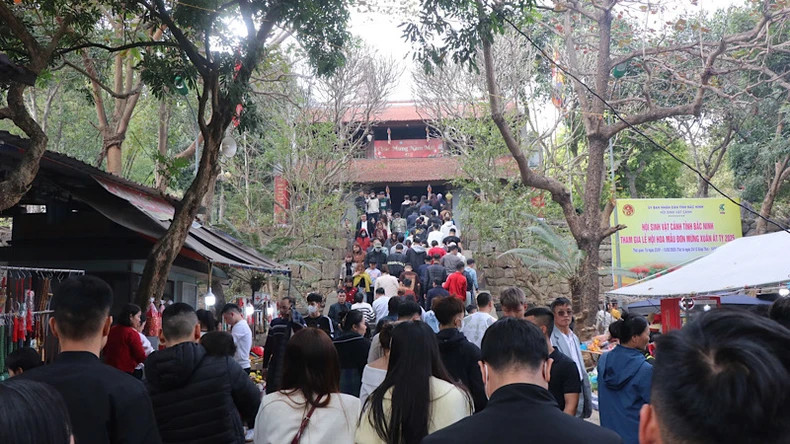 The flow of people to Phat Tich Pagoda is increasing day by day. The flow of people to Phat Tich Pagoda is increasing day by day.