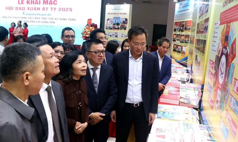 Member of the Party Central Committee, Editor-in-Chief of Nhan Dan Newspaper, Chairman of the Vietnam Journalists' Association Le Quoc Minh; Party Central Committee member, Hung Yen Provincial Party Secretary Nguyen Huu Nghia, along with leaders of Hung Yen province and the Vietnam Journalists Association, visited booths at the 2025 Spring Newspaper.
