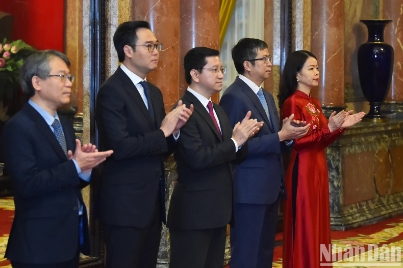 Deputy Minister of Foreign Affairs Nguyen Minh Hang, Deputy Minister of Foreign Affairs Pham Thanh Binh and delegates at the ceremony.