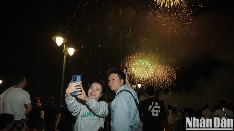 The 15-minute fireworks display fills the sky with light, spreading joy and hope for a peaceful, prosperous, and promising new year. The 15-minute fireworks display fills the sky with light, spreading joy and hope for a peaceful, prosperous, and promising new year.