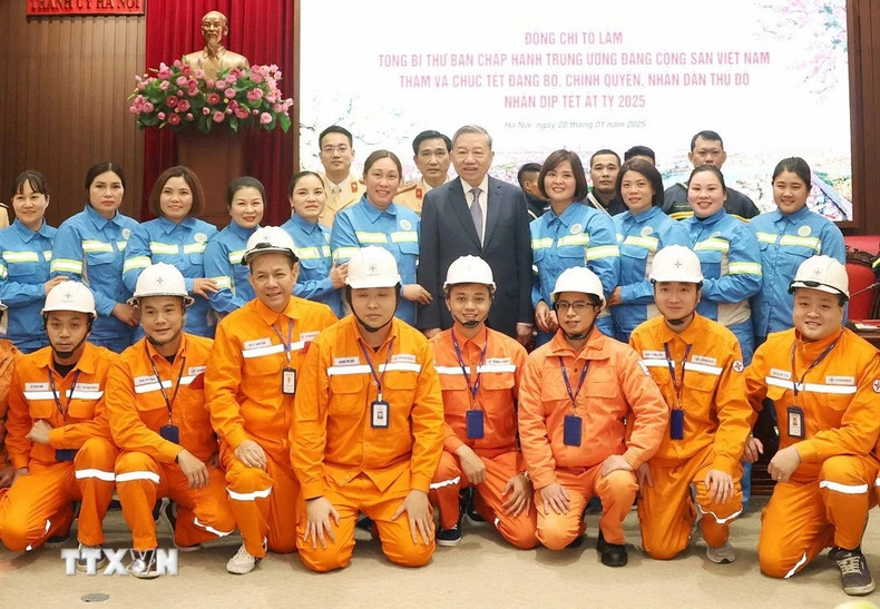 The Party chief poses for a photo with officials and workers of the electricity and urban environment sectors on duty and working on Lunar New Year’s Eve. (Photo: Thong Nhat/VNA) The Party chief poses for a photo with officials and workers of the electricity and urban environment sectors on duty and working on Lunar New Year’s Eve. (Photo: Thong Nhat/VNA)
