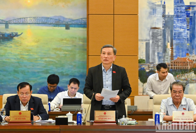 Chairman of the NA’s Committee on Science, Technology and Environment Le Quang Huy delivers a summary of the appraisal report on the draft amended Law on Atomic Energy.