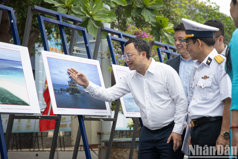 In his opening remarks, Colonel Nguyen Huu Minh, Deputy Political Commissar of Naval Region 4, emphasised the significance of the exhibition, stating: “This exhibition holds special importance, the officers and soldiers of Naval Region 4 have eagerly anticipated this event. It enables our personnel to gain a deeper and more comprehensive understanding of the profound meaning, monumental scale, and immense historical value of the Great Spring Victory of 1975, especially the liberation of the Truong Sa Archipelago.”