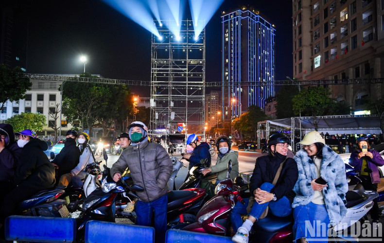 Dao Van Long from Phu Thuong, Tay Ho, Hanoi, shared that he was very impressed with the stage design and eagerly awaited the official performance. Dao Van Long from Phu Thuong, Tay Ho, Hanoi, shared that he was very impressed with the stage design and eagerly awaited the official performance.