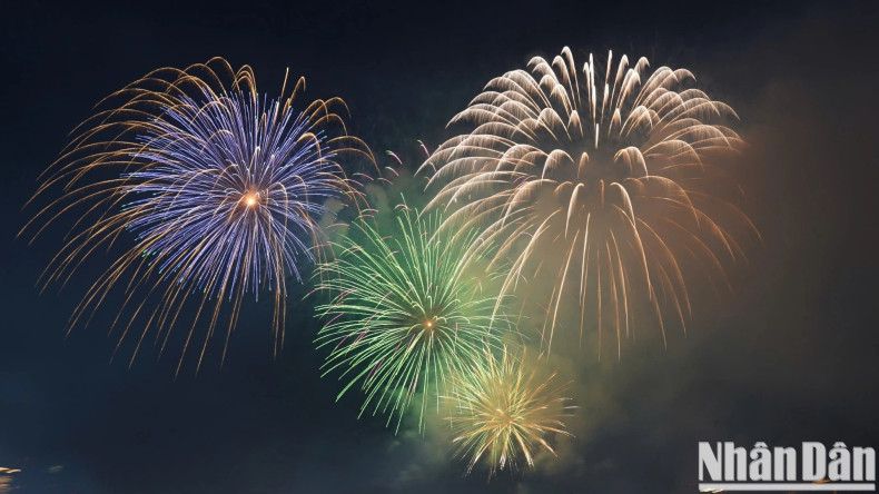 The high-altitude fireworks display creates a dreamy and shimmering scene over Ho Chi Minh City, highlighting its beauty at the moment of welcoming the new year. The high-altitude fireworks display creates a dreamy and shimmering scene over Ho Chi Minh City, highlighting its beauty at the moment of welcoming the new year.
