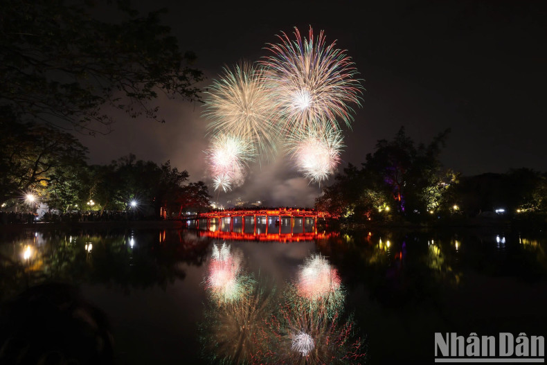 A magnificent scene by Hoan Kiem Lake. A magnificent scene by Hoan Kiem Lake.