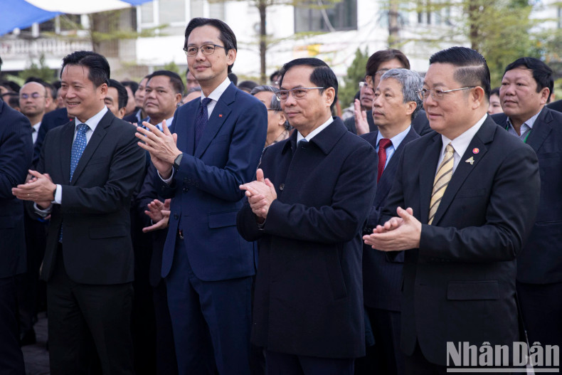 Deputy Prime Minister and Minister of Foreign Affairs Bui Thanh Son, along with other delegates, attend the opening ceremony of the exhibition.