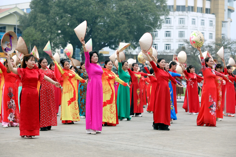 The Provincial Women Entrepreneurs Club donates 65 Ao Dai sets to disadvantaged women in Tuyen Quang City and Yen Son District.