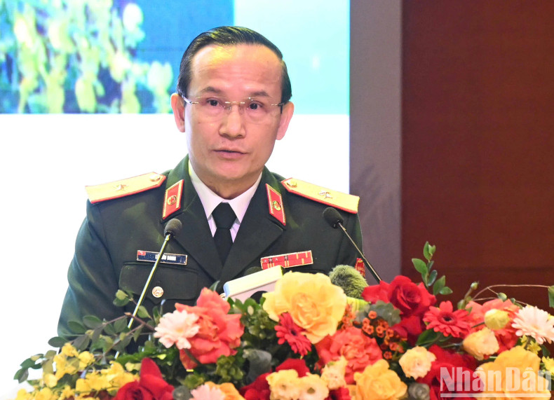 Major General, Professor, and Doctor Le Huu Song, Director of the 108 Central Military Hospital, delivers a speech at the ceremony. Major General, Professor, and Doctor Le Huu Song, Director of the 108 Central Military Hospital, delivers a speech at the ceremony.