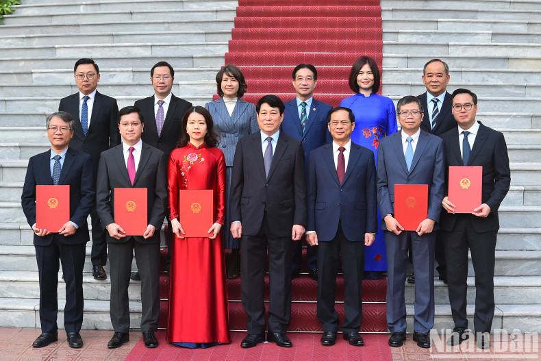 President Luong Cuong; Deputy Prime Minister and Minister of Foreign Affairs Bui Thanh Son and delegates at the ceremony.