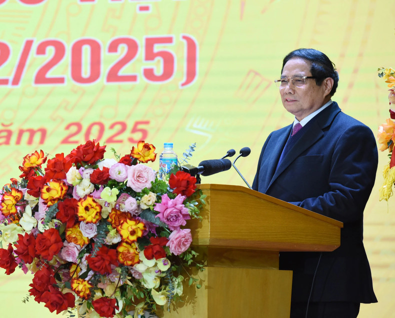 Prime Minister Pham Minh Chinh congratulates medical staff of Bach Mai Hospital. Prime Minister Pham Minh Chinh congratulates medical staff of Bach Mai Hospital.