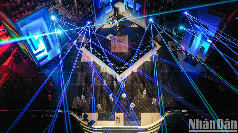 The event will feature a lineup of top Vietnamese artists, blending tradition and modernity, such as People’s Artist Thanh Hoa, singer My Tam, rapper Big Daddy, Ha Le, Do Hoang Hiep, Emily (Nguyen Huong Ly), Kieu Anh, and the Background Band. The event will feature a lineup of top Vietnamese artists, blending tradition and modernity, such as People’s Artist Thanh Hoa, singer My Tam, rapper Big Daddy, Ha Le, Do Hoang Hiep, Emily (Nguyen Huong Ly), Kieu Anh, and the Background Band.