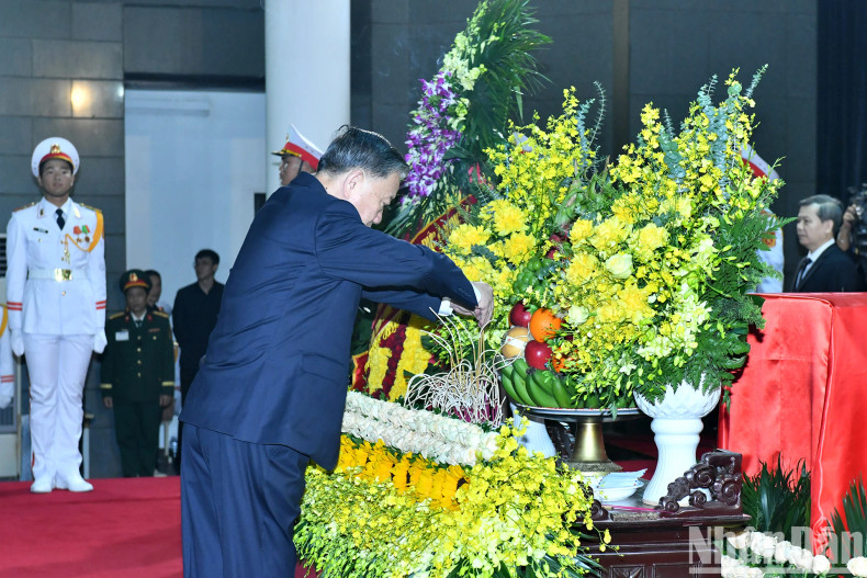Party General Secretary To Lam pays his respects to Comrade Tran Duc Luong. Party General Secretary To Lam pays his respects to Comrade Tran Duc Luong.
