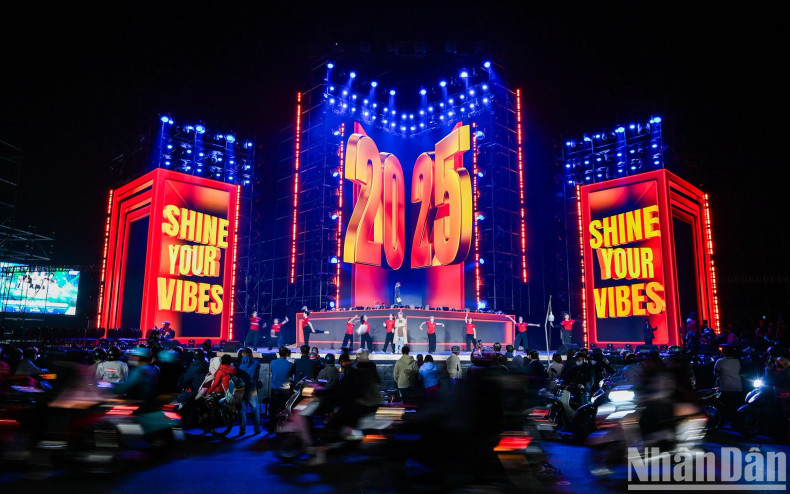 With the theme ‘Shine Your Vibes’, the programme will feature an unprecedented combination of lights, a symphony orchestra, and a drone lighting show over the West Lake area. With the theme ‘Shine Your Vibes’, the programme will feature an unprecedented combination of lights, a symphony orchestra, and a drone lighting show over the West Lake area.