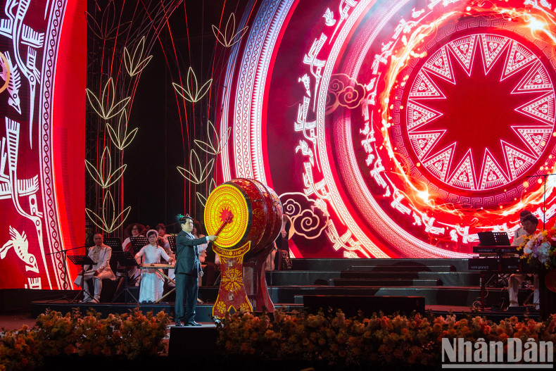 President Luong Cuong beats the drum to kick off the spring of the year 2025 President Luong Cuong beats the drum to kick off the spring of the year 2025