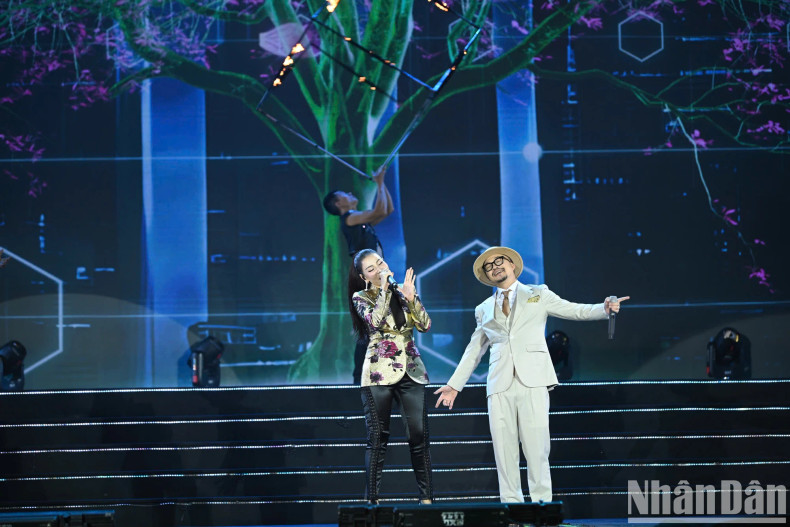 Thu Minh and Ha Le set the stage on fire with a medley of spring-themed songs.