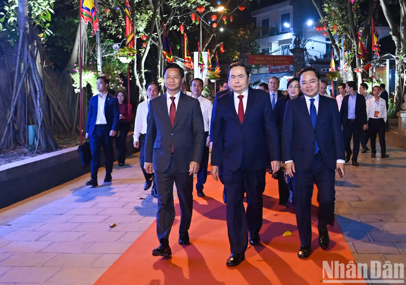 National Assembly Chairman Tran Thanh Man and Bac Ninh provincial leaders attending the ceremony. National Assembly Chairman Tran Thanh Man and Bac Ninh provincial leaders attending the ceremony.
