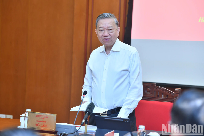 General Secretary To Lam speaks at the meeting.