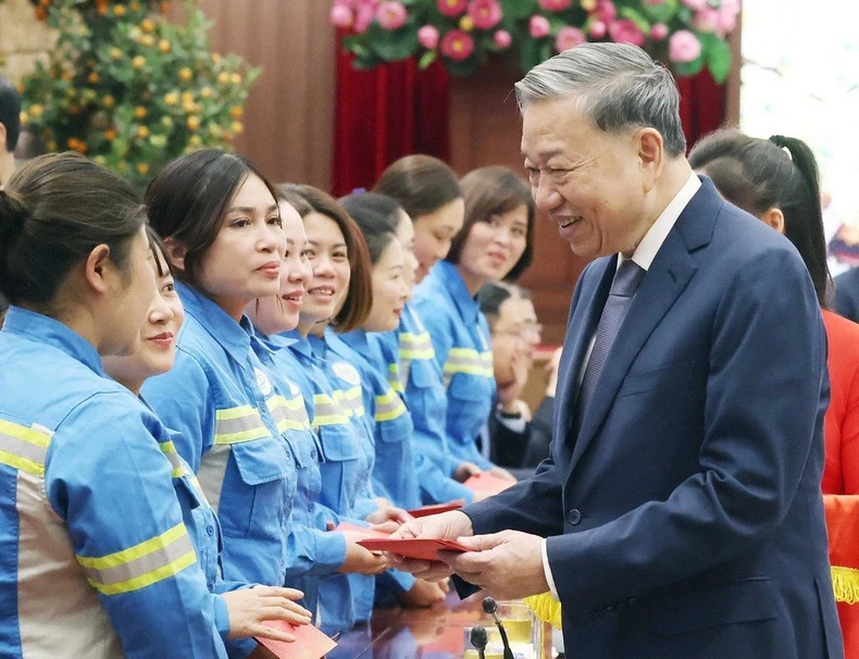 Party General Secretary To Lam gives li xi (lucky money) to workers. (Photo: Thong Nhat/VNA) Party General Secretary To Lam gives li xi (lucky money) to workers. (Photo: Thong Nhat/VNA)