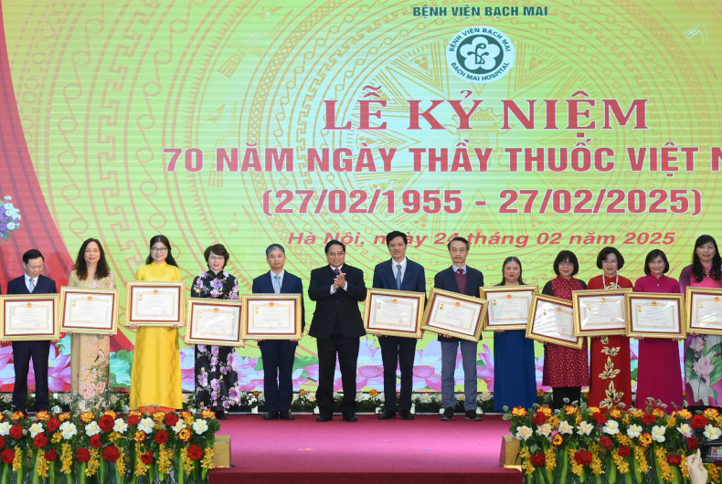 Prime Minister Pham Minh Chinh awards the title of Meritorious Doctor to individuals with achievements in the cause of caring for and improving people’s health. Prime Minister Pham Minh Chinh awards the title of Meritorious Doctor to individuals with achievements in the cause of caring for and improving people’s health.