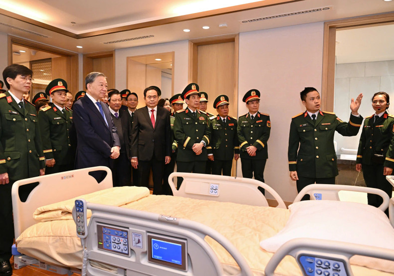 General Secretary To Lam, National Assembly Chairman Tran Thanh Man, and the delegates visit the Institute for Health Protection of Central Officials. General Secretary To Lam, National Assembly Chairman Tran Thanh Man, and the delegates visit the Institute for Health Protection of Central Officials.
