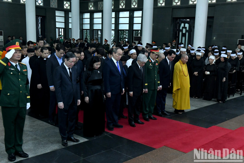 The delegation of the Central Committee of the Vietnam Fatherland Front, led by Politburo member and Chairman of the Vietnam Fatherland Front Central Committee Do Van Chien, pays tribute to Comrade Tran Duc Luong. The delegation of the Central Committee of the Vietnam Fatherland Front, led by Politburo member and Chairman of the Vietnam Fatherland Front Central Committee Do Van Chien, pays tribute to Comrade Tran Duc Luong.