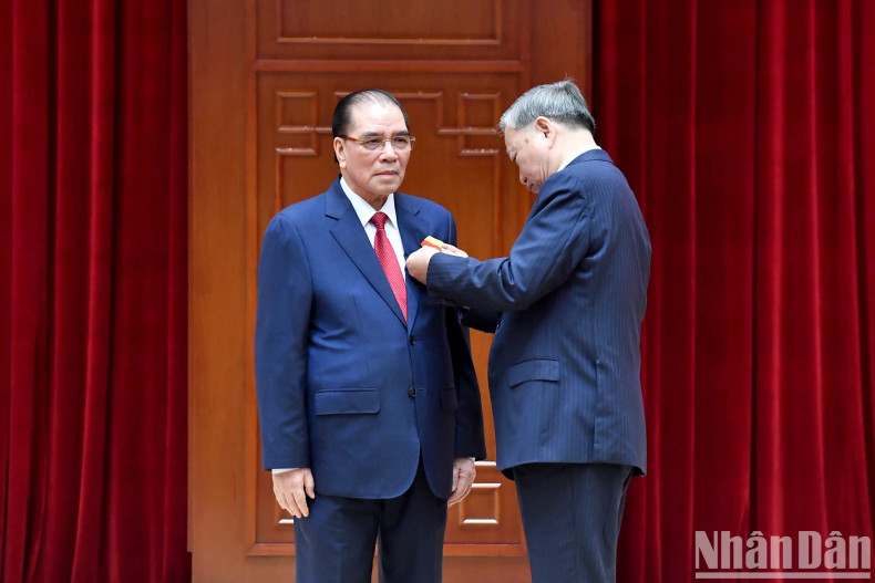 General Secretary To Lam presents the Gold Star Order to former General Secretary Nong Duc Manh General Secretary To Lam presents the Gold Star Order to former General Secretary Nong Duc Manh