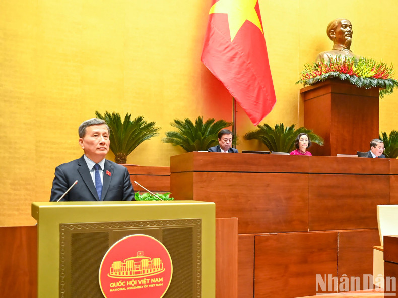 Chairman of the NA Committee on Science, Technology and Environment Le Quang Huy presents the draft Resolution. Chairman of the NA Committee on Science, Technology and Environment Le Quang Huy presents the draft Resolution.