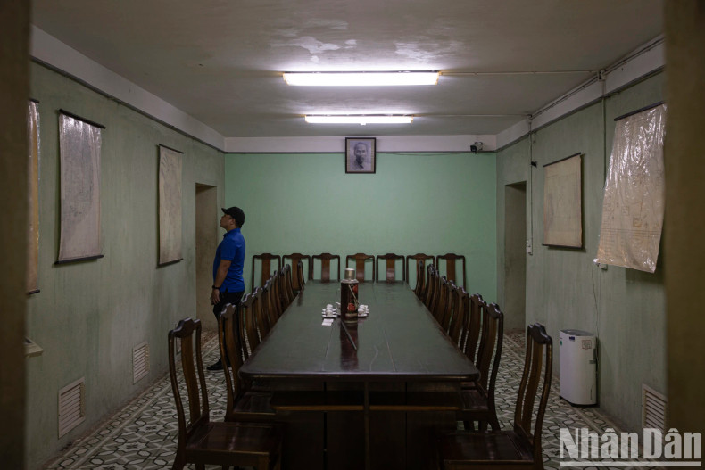 The underground meeting room in bunker D67 is a solid rectangular space, 9.15m long, 3.88m wide, with reinforced concrete walls 0.47m thick. The underground meeting room in bunker D67 is a solid rectangular space, 9.15m long, 3.88m wide, with reinforced concrete walls 0.47m thick.