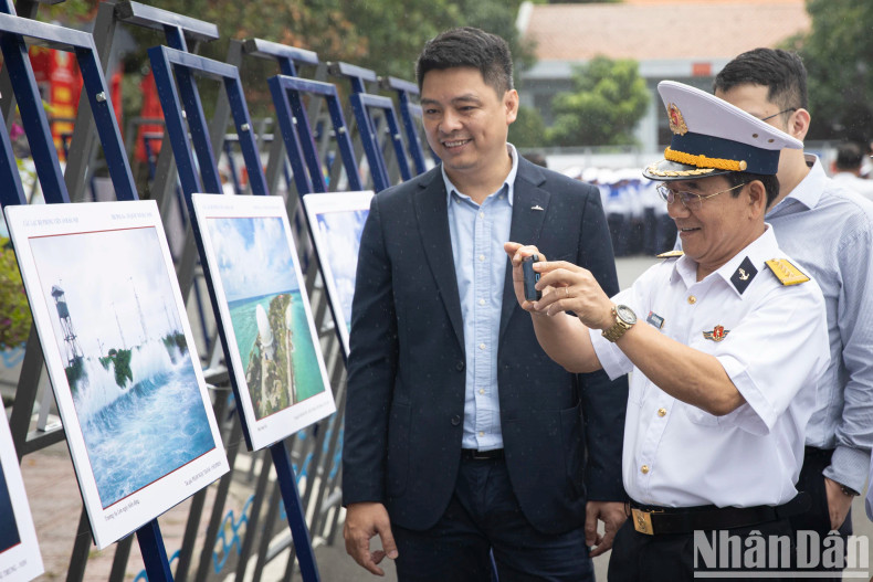 The exhibition showcases a rich collection of materials, including 200 documents, photographs, and maps sourced from the Vietnam National Archives, the Vietnam Military History Museum, and the Navy Museum. Notably, it features newly released documents pertaining to Hoang Sa, offering fresh insights into the archipelago’s history.