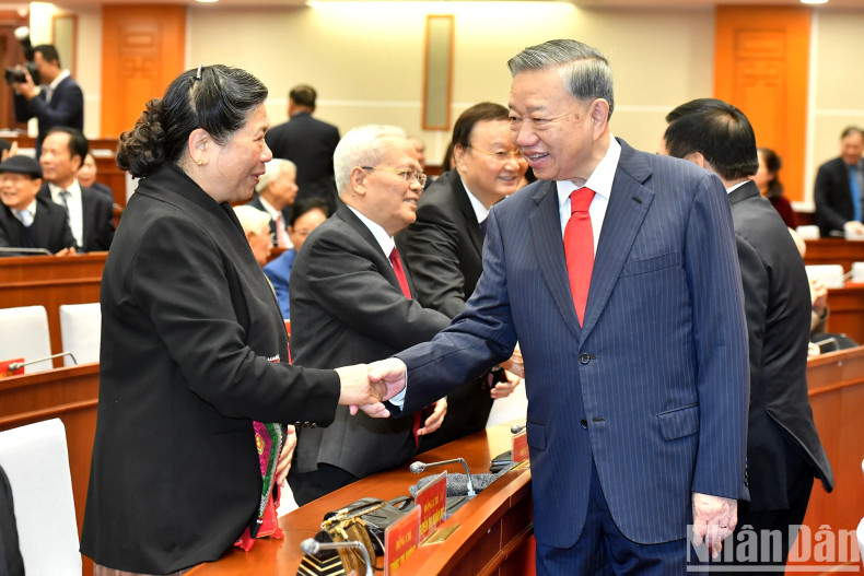 General Secretary To Lam with former leaders of the Party and State attending the meeting General Secretary To Lam with former leaders of the Party and State attending the meeting