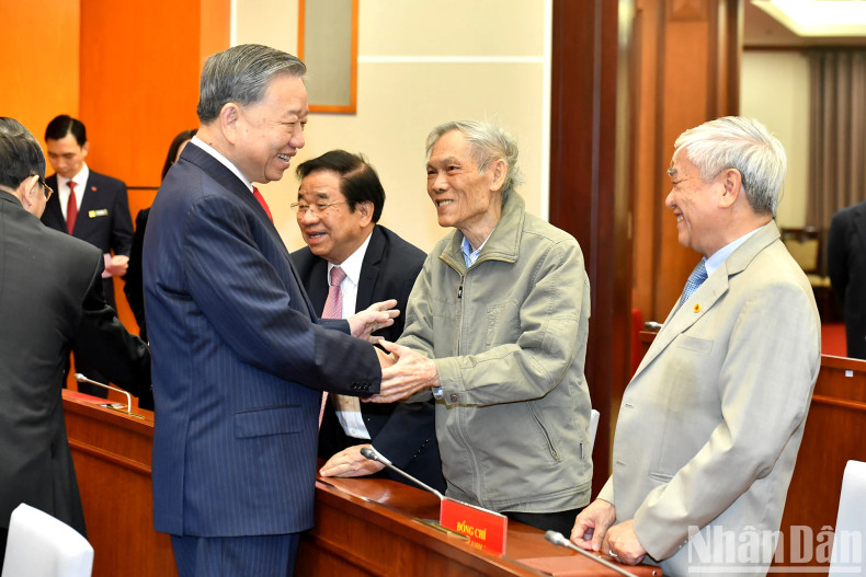 General Secretary To Lam with delegates attending the meeting General Secretary To Lam with delegates attending the meeting