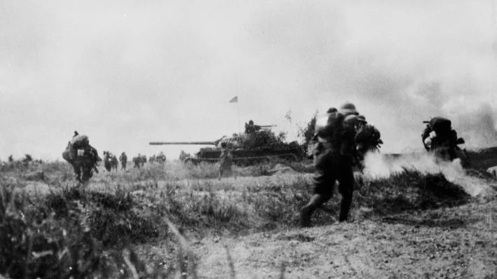 Tank and infantry forces of the Division 320 captured the Dong Du base (Cu Chi) on the morning of April 29, 1975, breaking through the northwest “steel gate” of Saigon, paving the way for Vietnamese troops to advance deep and seize Tan Son Nhat Airport and the General Staff Headquarters of the Saigon puppet regime. (Photo: Le Trung Hung/VNA) Tank and infantry forces of the Division 320 captured the Dong Du base (Cu Chi) on the morning of April 29, 1975, breaking through the northwest “steel gate” of Saigon, paving the way for Vietnamese troops to advance deep and seize Tan Son Nhat Airport and the General Staff Headquarters of the Saigon puppet regime. (Photo: Le Trung Hung/VNA)
