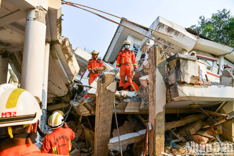 On the other side of the building, Myanmar’s rescue forces are also actively searching and assisting the Vietnamese military.