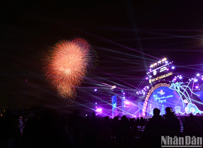 At My Dinh Stadium, as the clock struck midnight on the first day of the Lunar New Year, vibrant fireworks lit up the night sky as part of the ‘Ruc Ro Thang Long’ (Glamour Thang Long) programme. At My Dinh Stadium, as the clock struck midnight on the first day of the Lunar New Year, vibrant fireworks lit up the night sky as part of the ‘Ruc Ro Thang Long’ (Glamour Thang Long) programme.