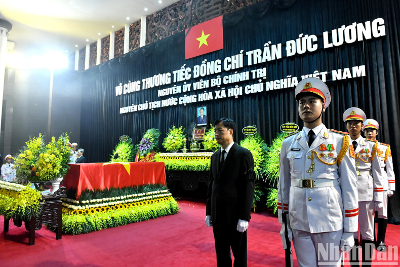 The coffin of former President Tran Duc Luong lies in state at the National Funeral Hall (No. 5 Tran Thanh Tong, Ha Noi). The coffin of former President Tran Duc Luong lies in state at the National Funeral Hall (No. 5 Tran Thanh Tong, Ha Noi).