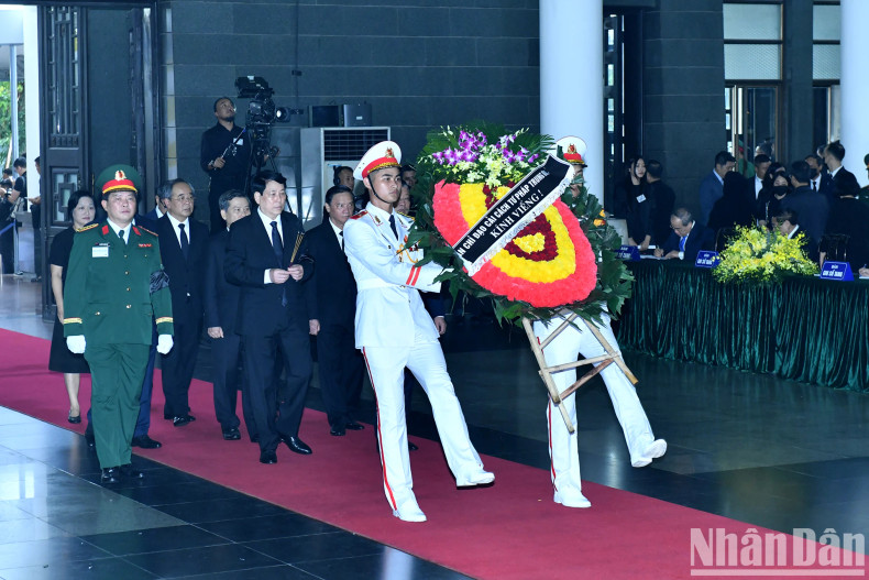 The Central Steering Committee for Judicial Reform delegation pays tribute to Comrade Tran Duc Luong. The Central Steering Committee for Judicial Reform delegation pays tribute to Comrade Tran Duc Luong.