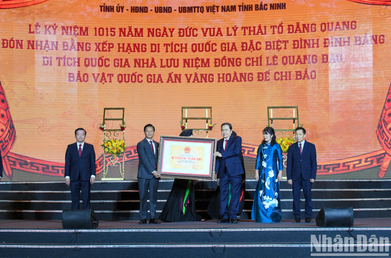 National Assembly Chairman Tran Thanh Man presenting the certificate recognising Dinh Dinh Communal House as a Special National Relic. National Assembly Chairman Tran Thanh Man presenting the certificate recognising Dinh Dinh Communal House as a Special National Relic.